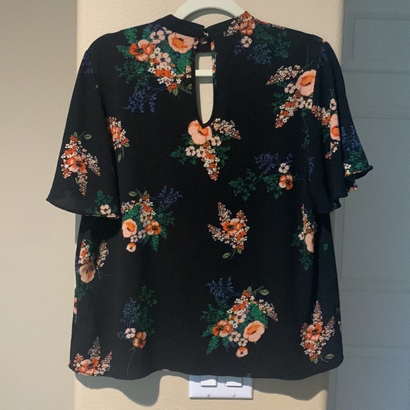 ❌Donated 08/07/23 🔥 ❤️ Floral top with faux bottons in front - Picture 3 of 4